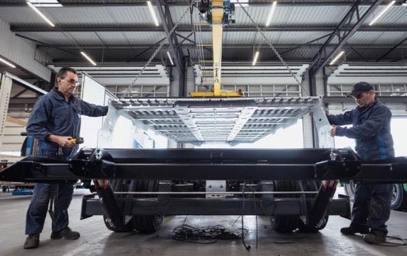 Montage d'une caisse au pont roulant
