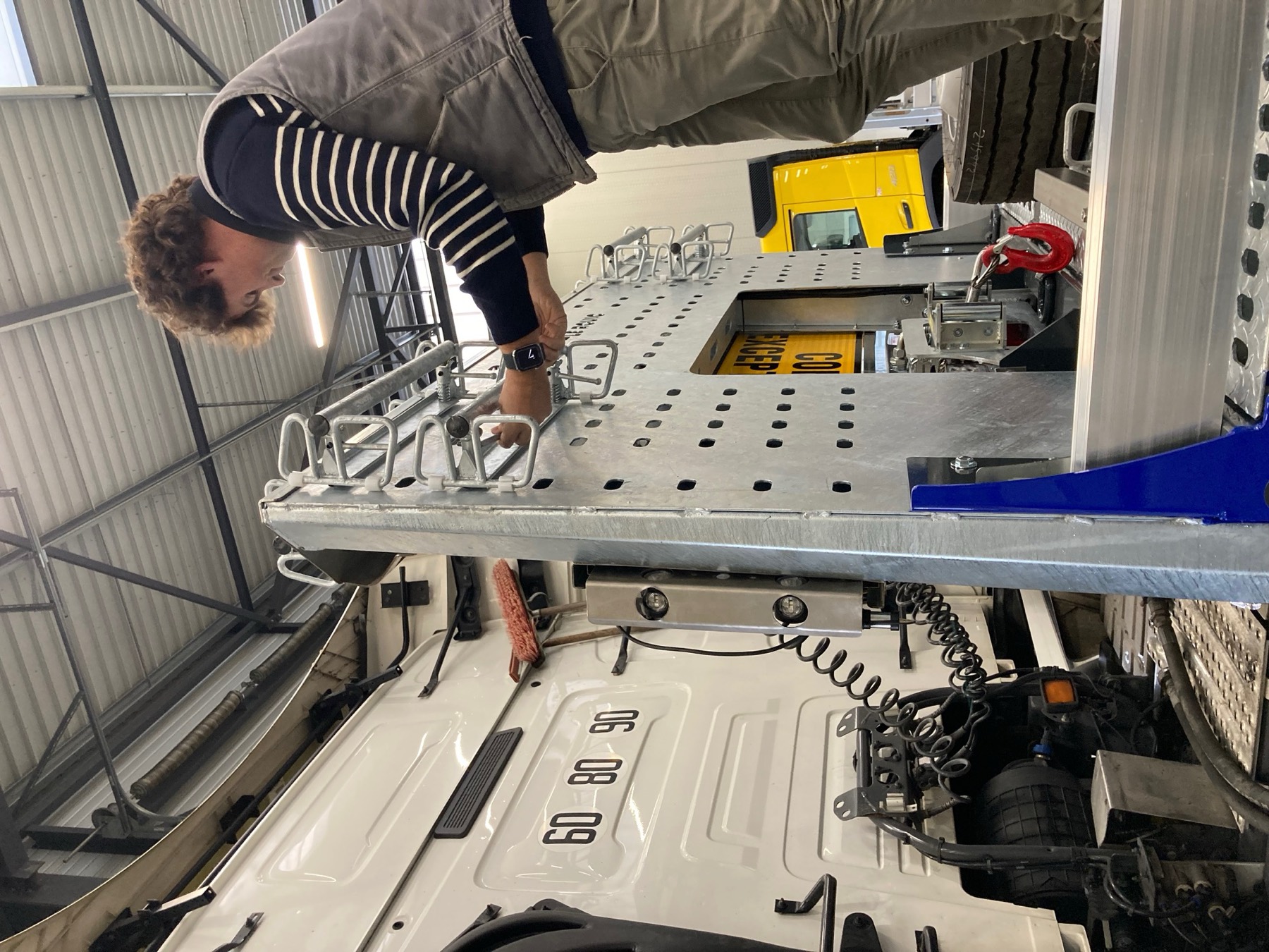 Intervention sur une carrosserie dans l'atelier Le Rouic
